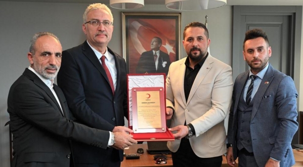 Türk Kızılay’dan Erdemir Genel Müdürü Oral’a teşekkür plaketi