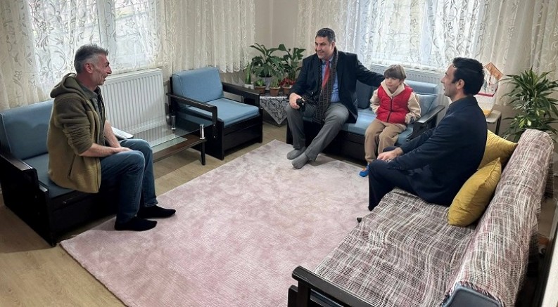 KAYMAKAM YILMAZ,DEPREMZEDE VATANDAŞI EVİNDE ZİYARET ETTİ