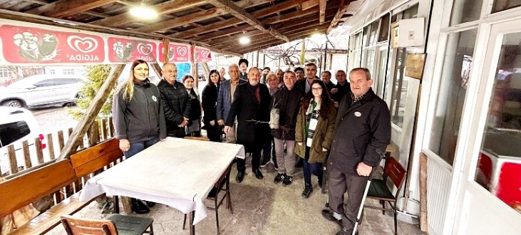 BAŞKAN YALMAN TARIM KÖYLÜSÜNÜN  YANINDA