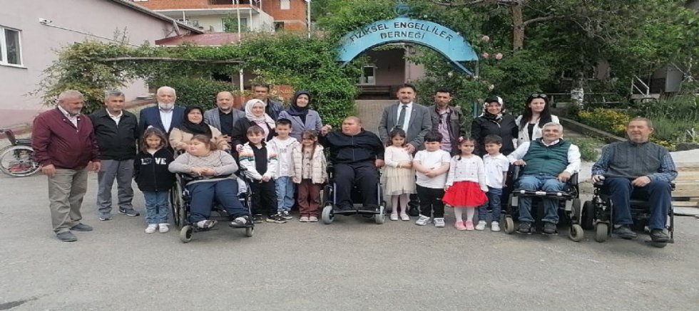 Harçlıklarını biriktiren çocuklar Barış ağabeylerine akülü sandalye aldı