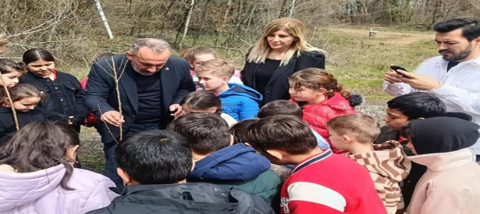 MİNİK ELLER MEYVA FİDANLARINI TOPRAKLA BULUŞTURDU