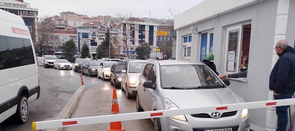 VATANDAŞLAR AÇIK ARAÇ PARK YERİ ZULMÜNE ÇÖZÜM BEKLİYOR 