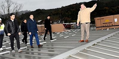 ALAPLI’DA GÜNEŞ ENERJİSİ DEVRİMİ BAŞLADI: İLK PANELİN MONTAJI BAŞKAN TEKİN YAPTI.