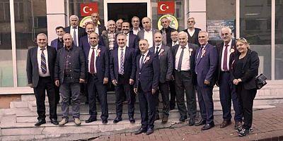 BAŞKAN ADAYI SESLİ'DEN MUHTARLAR GÜNÜNDE PASTALI KUTLAMA 