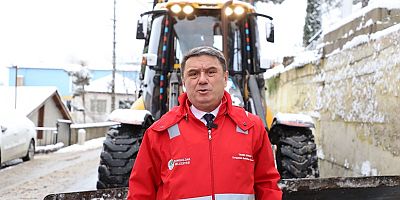 BAŞKAN ERDEM SAHADA KARLA MÜCADELE EDEN EKİPLERİN YANINDA 