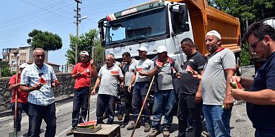 BAŞKAN POSBIYIK ASFALT YAPAN İŞÇİLERE KARPUZ İKRAM ETTİ