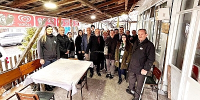 BAŞKAN YALMAN TARIM KÖYLÜSÜNÜN  YANINDA