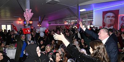 BİNLERCE ALAPLILI KADIN DOYASIYA EĞLEND