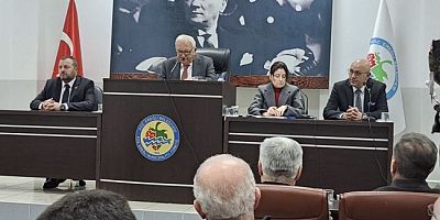 CHP’li meclis üyeleri meclis toplantısı öncesi partilerinden istifa etti