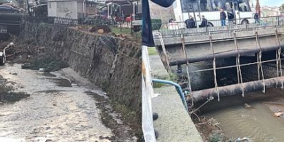 DERE AKIŞINI ENGELLEYEN  KÖPRÜ ALTINDAN GEÇEN BORU