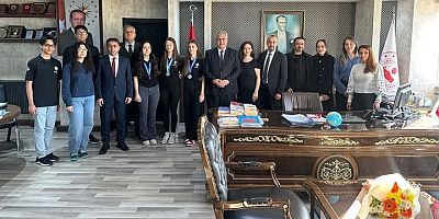 KAYMAKAM YAPICI BAŞARILI ÖĞRENCİLERİ MAKAMINDA TEBRİK ETTİ 