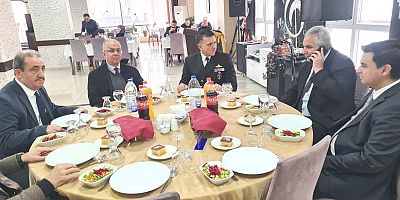 KAYMAKAM YAPICI'DAN  GAZETECİLERE  10 OCAK  YEMEKLİ KUTLAMA