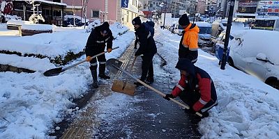 KDZ. EREĞLİ’DE YOLLAR VE KALDIRIMLAR KARDAN TEMİZLENİYOR