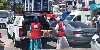 KIZILAY’DAN İNSANLARA SOĞUK SU İKRAMI