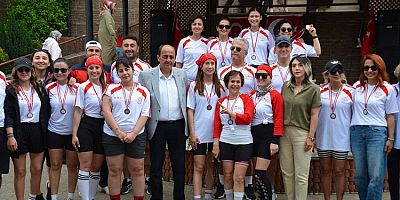 GÜLÜÇ'DE KÜREK SPORCULARIMIZ 19 MAYIS ÇOŞKUSUNA RENK KATTI.