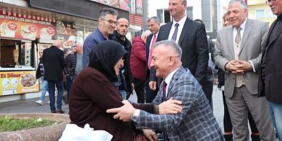 SESLİ 'Yİ YENİ MAHALLE DE HALK ÇİÇEKLERLE KARŞILADI