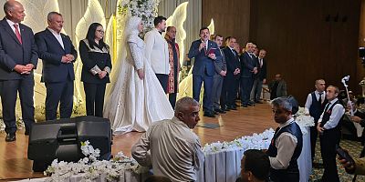 SİYASİLERİN ESKİSİ VE  YENİSİNİN YOĞUN OLDUĞU DÜĞÜN