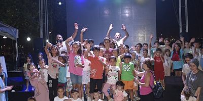 STAND UP VE DANS GÖSTERİLERİ COŞTURDU