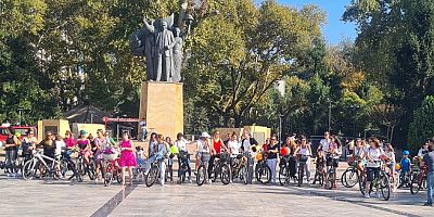 SÜSLÜ KADINLAR YAŞANABİLİR DÜNYA İÇİN PEDAL ÇEVİRDİLER