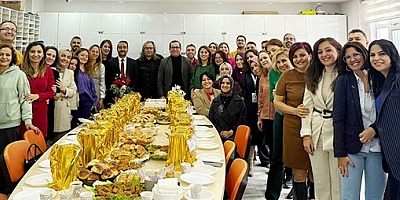 ÜÇLER  MÜDÜRE  ÖĞRENCİLERDEN ŞİİR'Lİ KUTLAMA