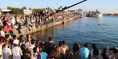 ‘YAĞLI DİREK YARIŞI’ GELENEĞİ BU YIL GERİ GELDİ…