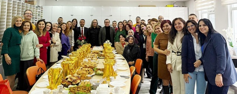 ÜÇLER  MÜDÜRE  ÖĞRENCİLERDEN ŞİİR'Lİ KUTLAMA