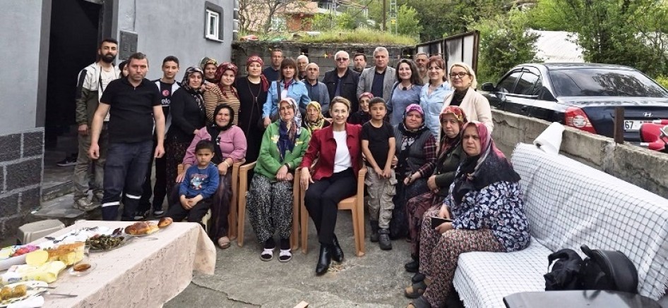 ZERRİN BAŞKAN KÖY VE MAHALLE HALKIYLA BİR ARADA